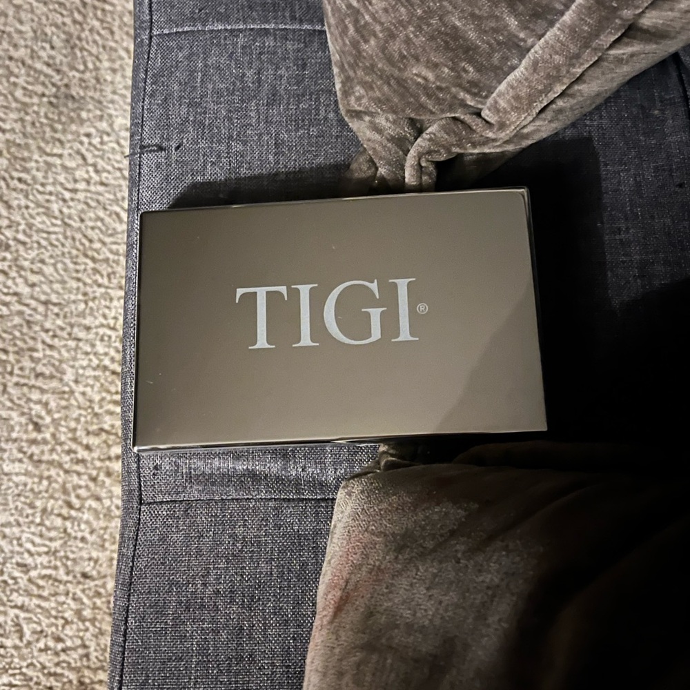 TIGI Silver Cosmetic Palette